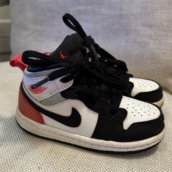 Nike Jordan 1 toddler sneakers - Picture 1 of 9